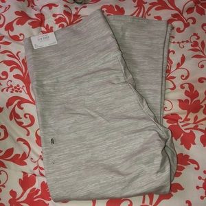 ❤️NWT 3/4 crop yoga pants light grey❤️